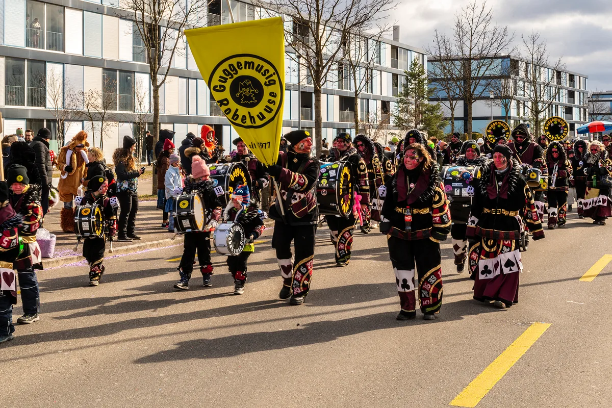 Die Guggenmusig Robehuusä, was will man da noch sagen, sogar die Sonne nimmt es wunder. Der Fasnachtsumzug in Robenhausen war laut, bunt und sehenswert.